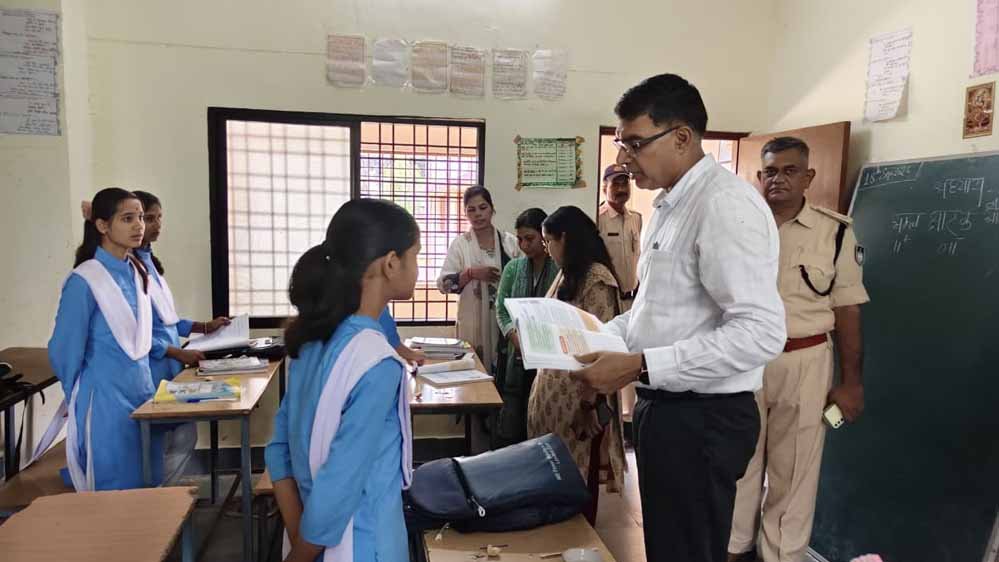 कलेक्टर ने विद्यार्थियों से संवाद करते हुए अच्छी शिक्षा ग्रहण करने दी सीख