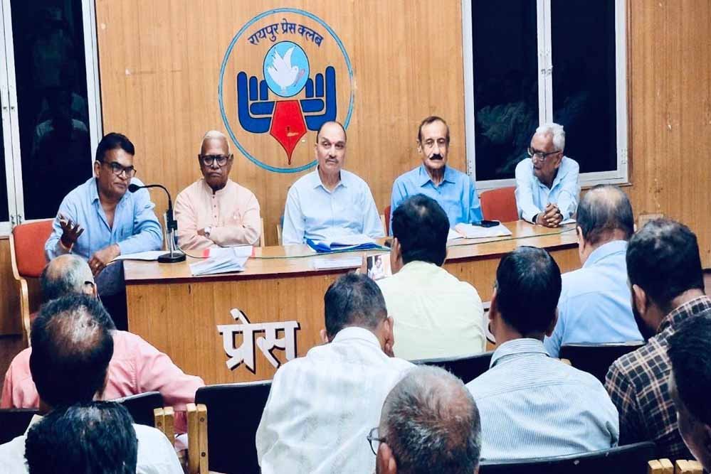 ‘विद्यार्थी देश सेवा कर रहे, हम रोटी के लिए तरस रहे’, पेंशन बहाली की मांग को लेकर प्राध्यापकों का विरोध