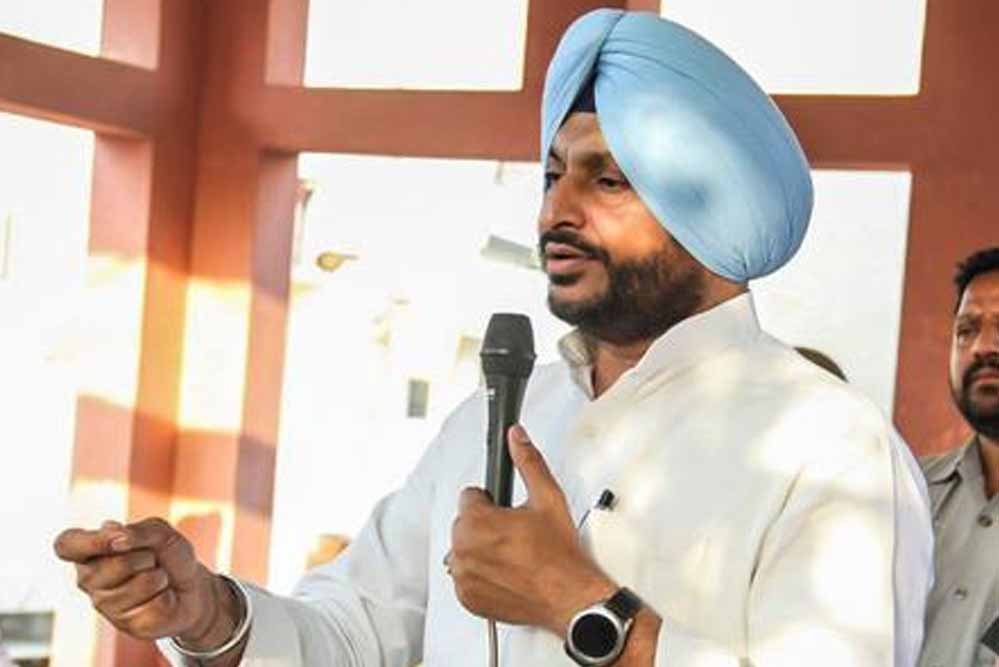 CM मान के काफिले के पास हंगामा, टमाटर फेंकने की कोशिश के बाद रवनीत बिट्टू हिरासत में
