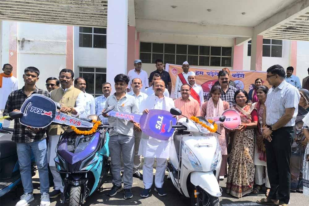 मेधावी विद्यार्थियों के लिए बड़ी सौगात, मुख्यमंत्री स्कूटी योजना में 10 छात्रों को मिली स्कूटी