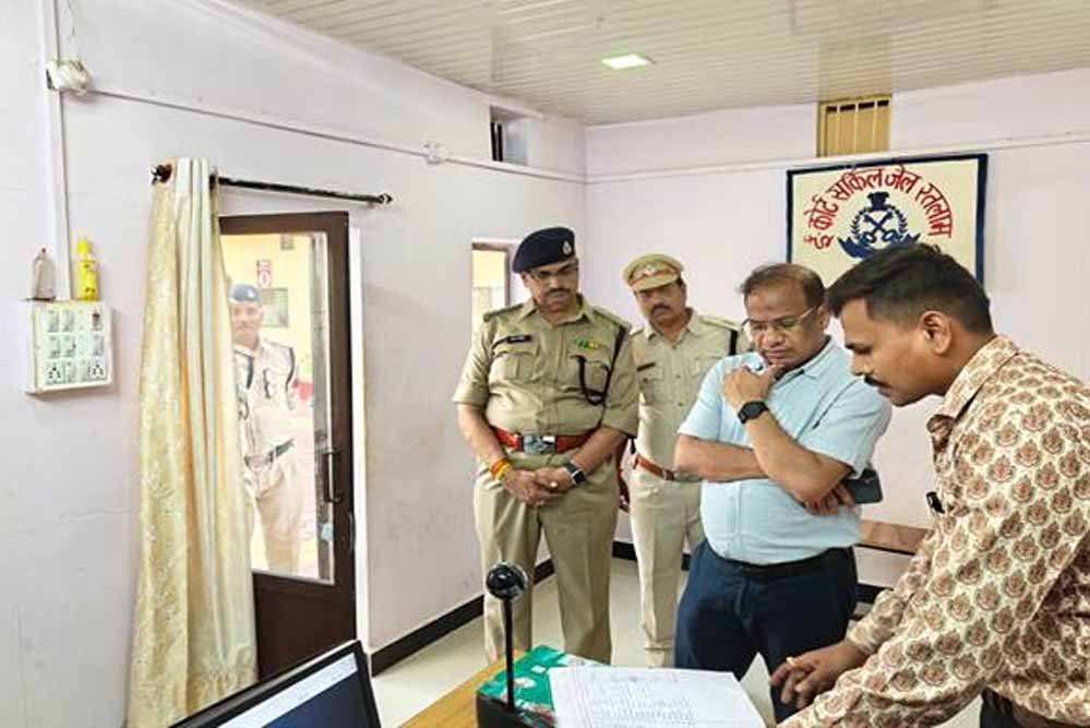 रतलाम सर्किल जेल में अचानक पहुंचे प्रमुख सचिव, व्यवस्थाओं और सुरक्षा का किया निरीक्षण