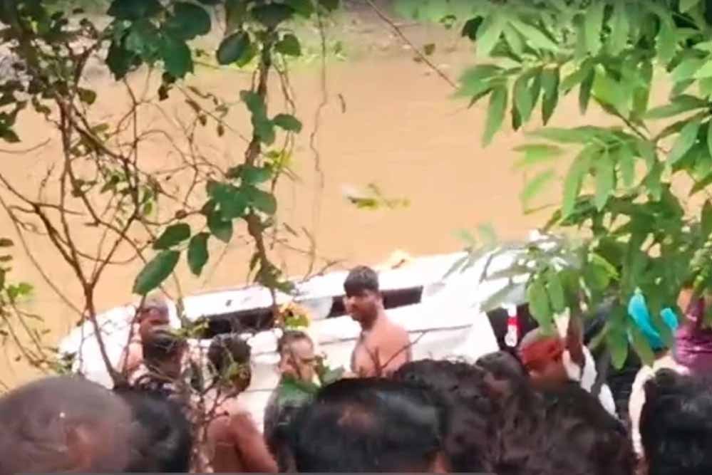 नलखेड़ा में बड़ा हादसा, नाले में बही श्रद्धालुओं से भरी कार; 8 की मौत