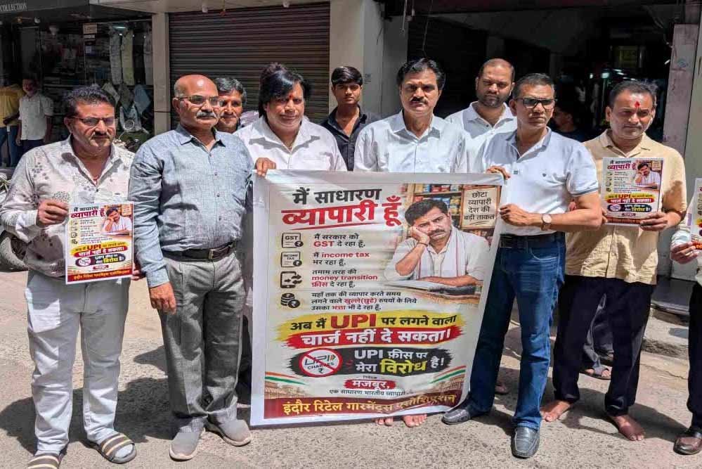 इंदौर में UPI MDR का विरोध तेज, व्यापारियों ने लगाए पोस्टर; सरकार पर लगाए आरोप
