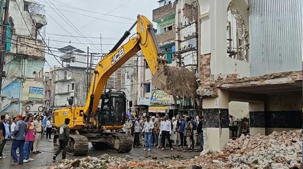 सड़क चौड़ीकरण के लिए उज्जैन में कार्रवाई, केडी गेट स्थित मदीना मस्जिद का हिस्सा हटाया गया