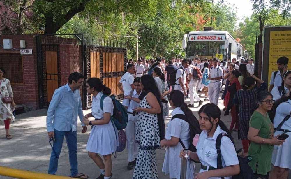 स्कूलों को बम धमकी के बाद दिल्ली में अलर्ट, पुलिस ने शुरू की जांच
