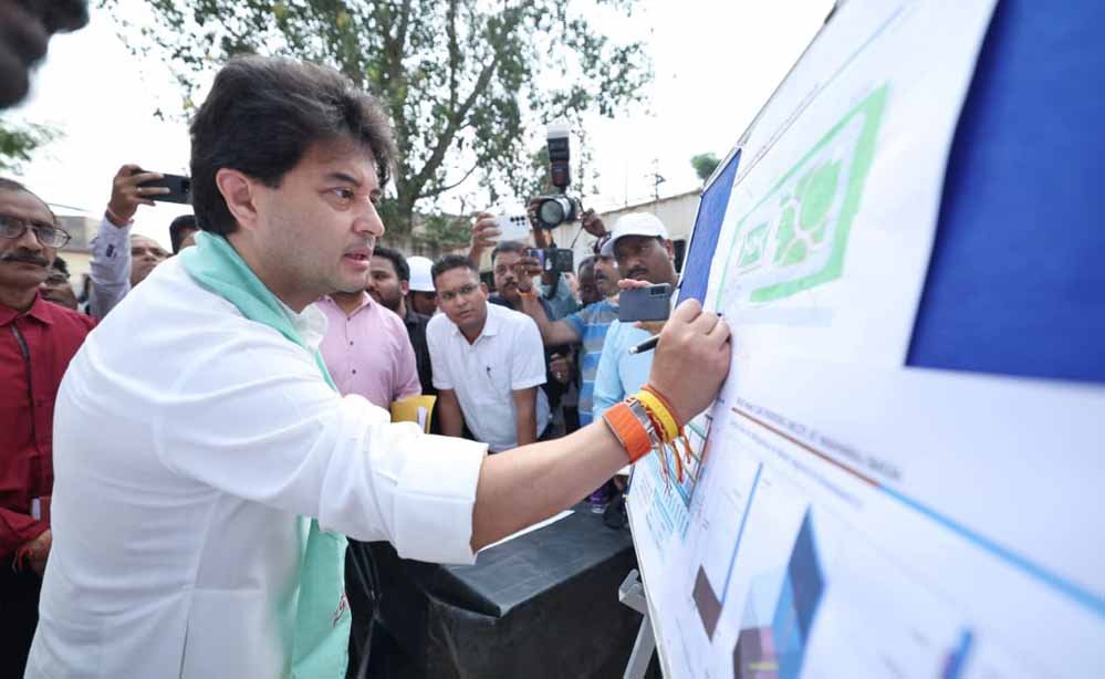 मल्टीलेवल कार पार्किंग का जायजा लेने पहुंचे केंद्रीय मंत्री सिंधिया