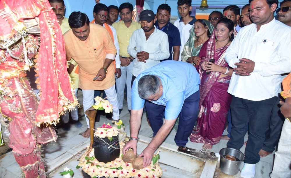 कवर्धा में मंदिर पहुंचे मंत्री राजेश अग्रवाल, जनकल्याण और समृद्धि के लिए की प्रार्थना
