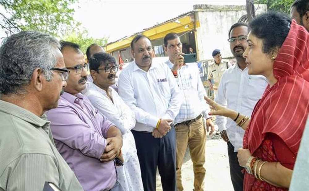 राज्यमंत्री गौर ने कहा अतिक्रमण हटाकर मार्ग चौड़ीकरण एवं संधारण का कार्य रात्रि में कराएँ