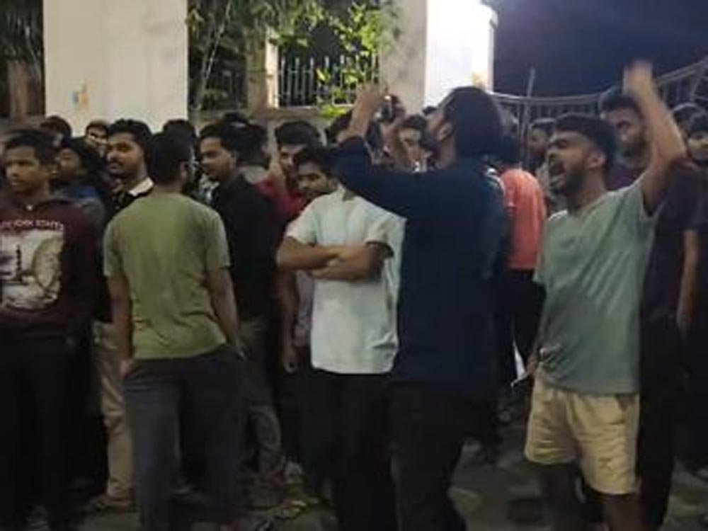 पलामू इंजीनियरिंग कॉलेज में खाने को लेकर बवाल, छात्रों ने लगाए मिलावट के आरोप; सैंपल जब्त