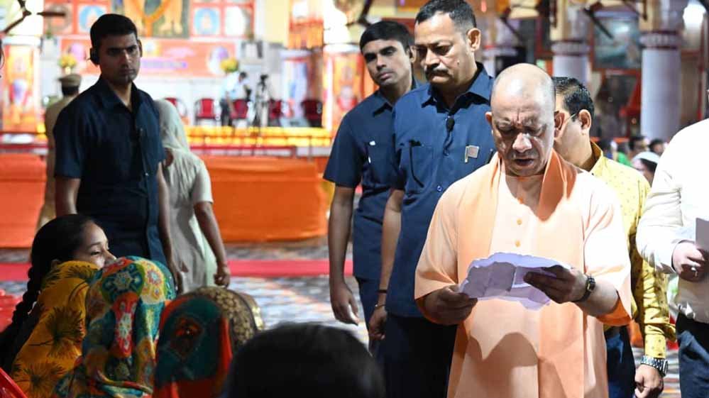 गोरखनाथ मंदिर में जनता दर्शन, CM योगी ने दिया भरोसा- सबकी समस्या का होगा समाधान