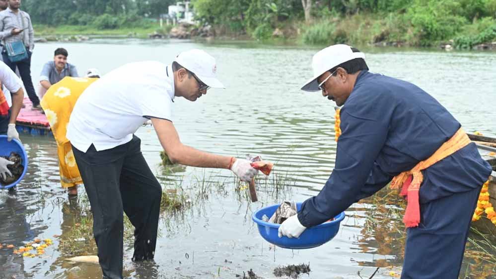 खर्राघाट में विकास कार्यों का भूमिपूजन, ओपी चौधरी ने केलो नदी में डुबकी लगाकर किया नमन