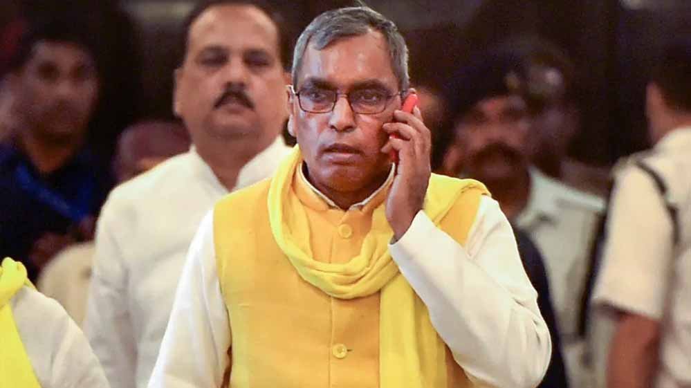‘फाइव स्टार रथ में घूम रहे, दलित-पिछड़ों से हाथ नहीं मिलाते’, अखिलेश पर ओमप्रकाश राजभर का हमला