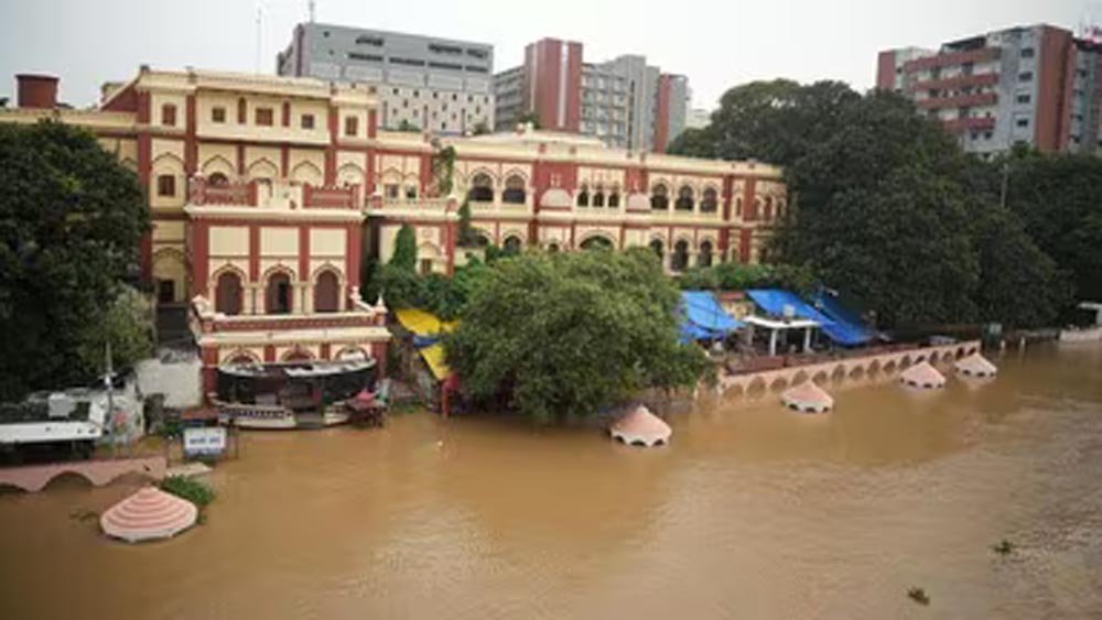 पटना समेत 8 जिलों में बाढ़ की चेतावनी, कर्मचारियों की छुट्टियां रद्द; राहत-बचाव तेज