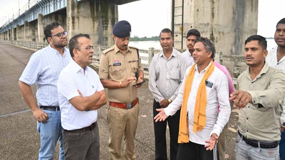 Gangrel Dam के सभी गेट खोले गए, महानदी के तटीय क्षेत्रों में हाई अलर्ट; संवेदनशील इलाकों का निरीक्षण