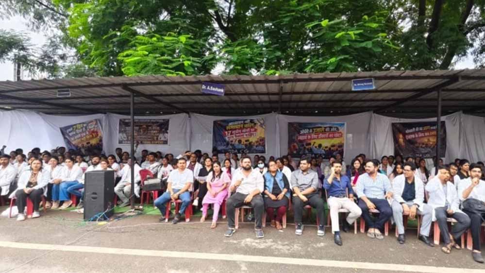 मानदेय बढ़ोतरी के बाद भी नहीं मानी हड़ताल, रायपुर में जूनियर डॉक्टरों की OPD ठप