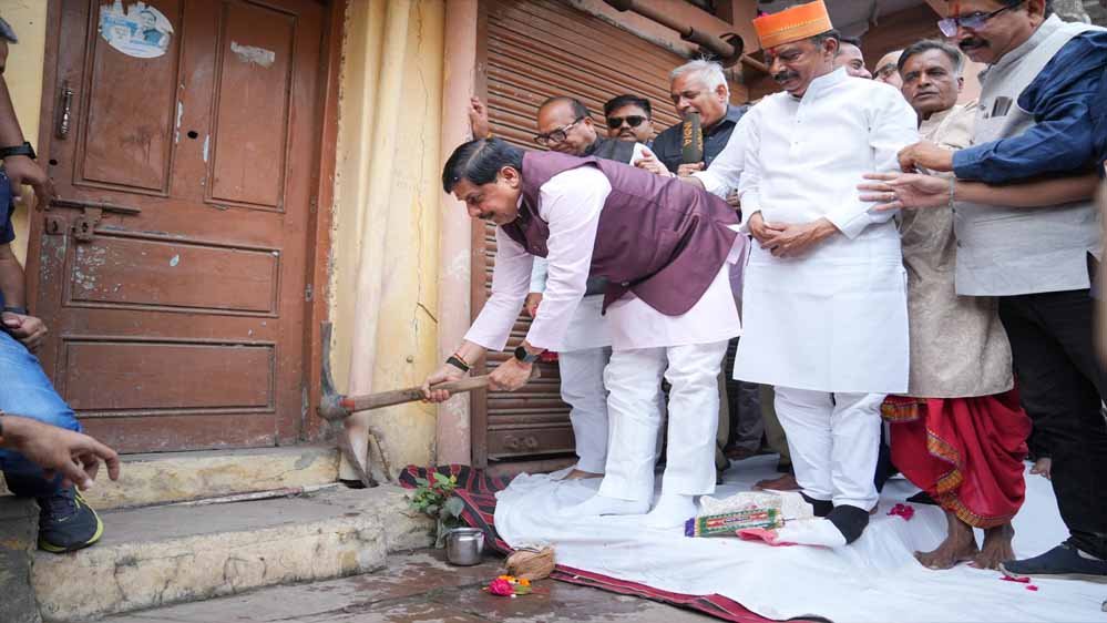 सिंहस्थ की राह आसान करने आगे आए CM यादव, पैतृक मकान पर खुद चलाई गेती