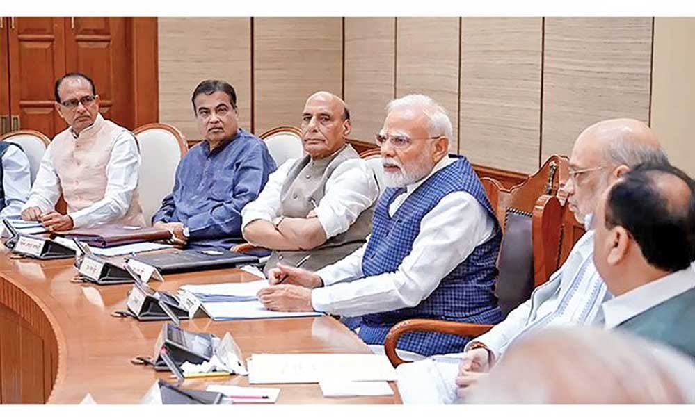 Modi Cabinet में बड़ा बदलाव संभव, 17 नए चेहरों पर मंथन; वैष्णव के प्रमोशन से गडकरी के ट्रांसफर तक चर्चा