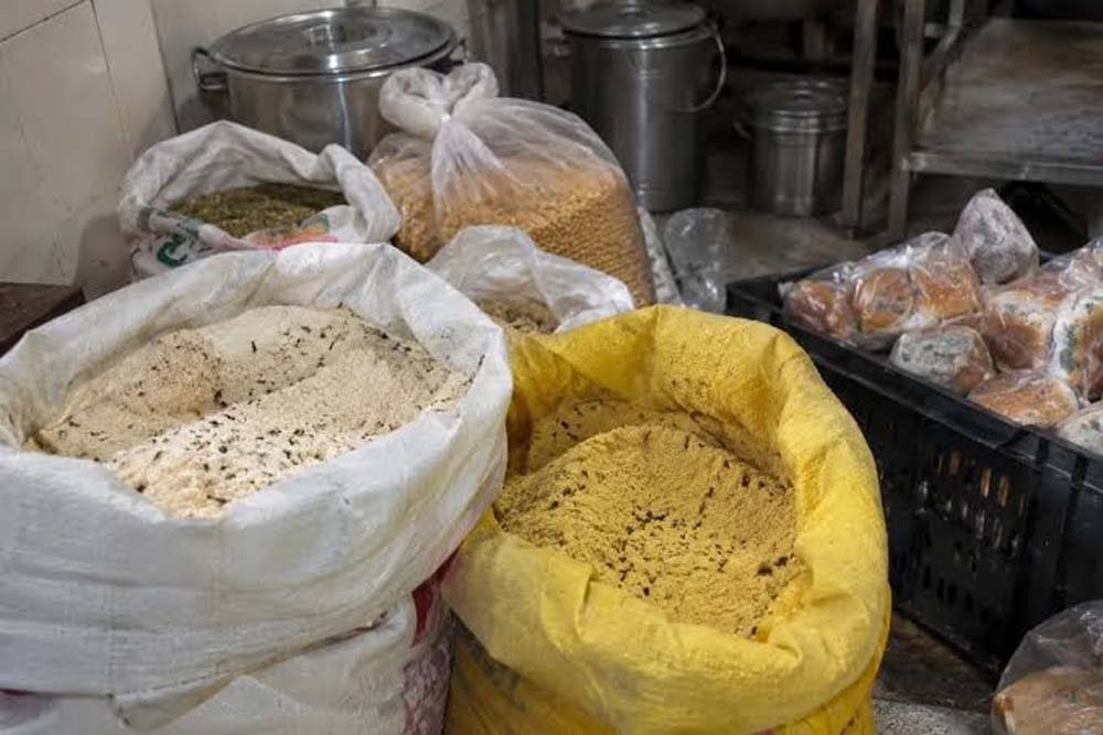 अलवर अस्पताल की मैस में गंदगी पर एक्शन, संचालक को नोटिस; तेल-मसालों के सैंपल लिए
