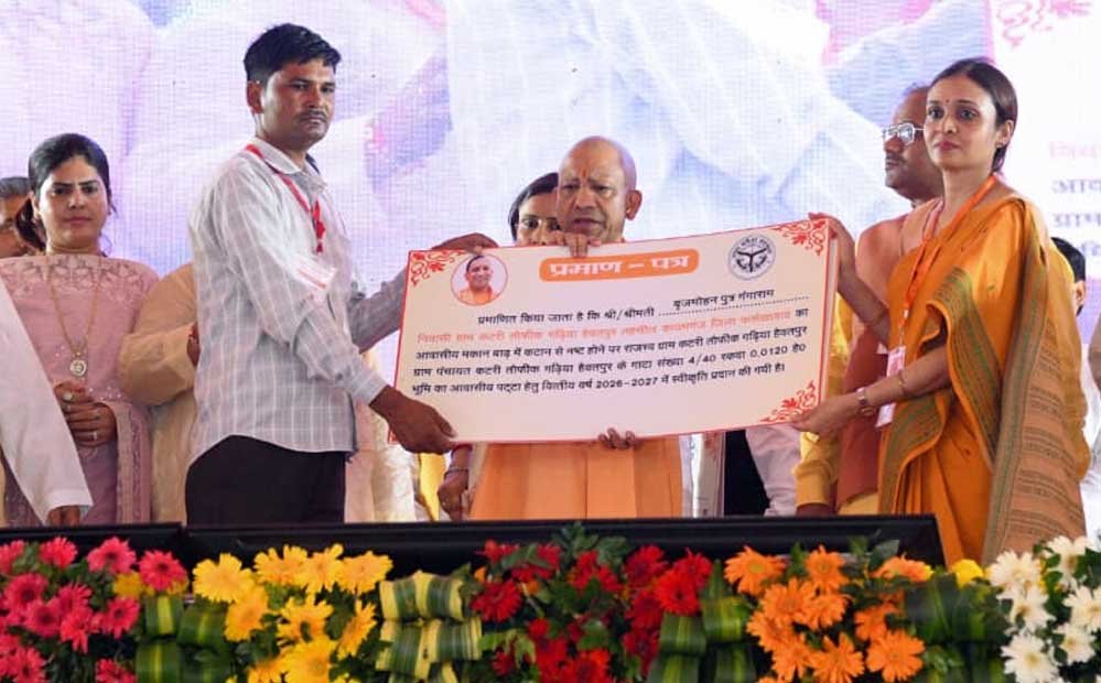 सीएम ने किया स्टॉलों का अवलोकन, पुस्तक का किया विमोचन
