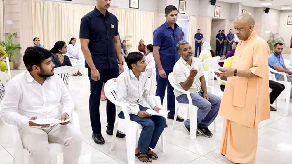 जनता दर्शन में CM योगी का बड़ा निर्देश, गरीबों की जमीन कब्जाने वालों पर होगी कार्रवाई