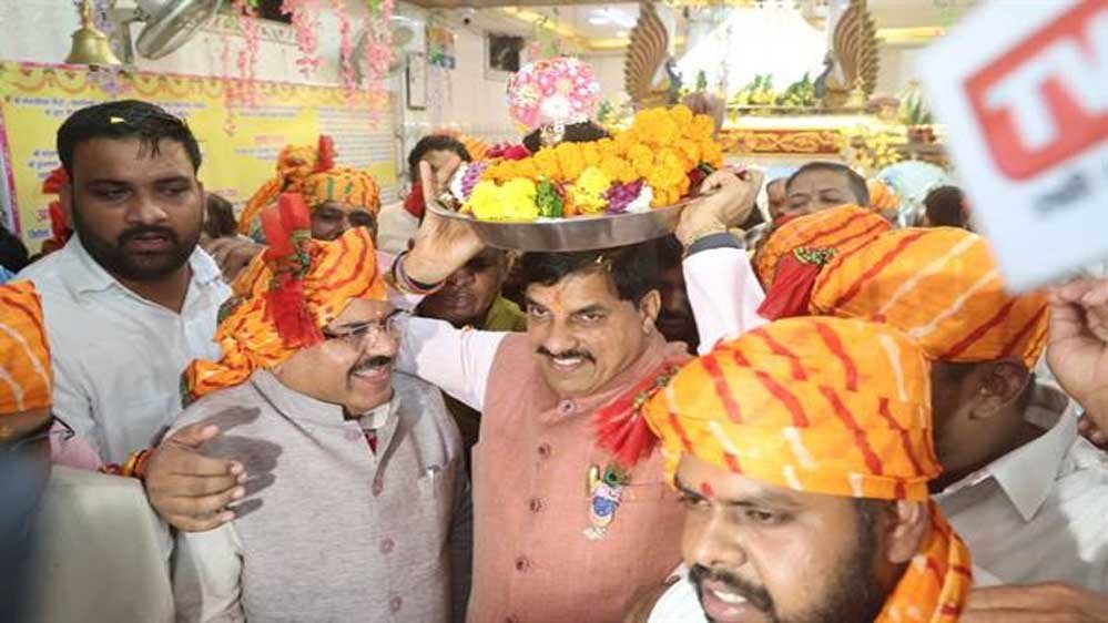 बरखेड़ी के राधा-कृष्ण मंदिर में CM डॉ. यादव ने टेका माथा, लड्डू गोपाल को सिर पर लेकर पहुंचे