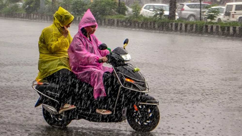 राजधानी दिल्ली में भारी बारिश का रेड अलर्ट, NCR में भी गरज-चमक और तेज बारिश की चेतावनी