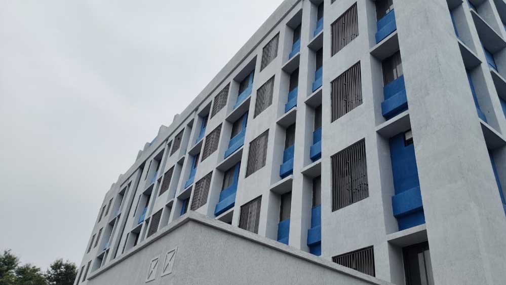 डेढ़ साल से तैयार खड़ी 26 करोड़ की इमारत नहीं आई काम, JP अस्पताल परिसर में मिलीं शराब की बोतलें