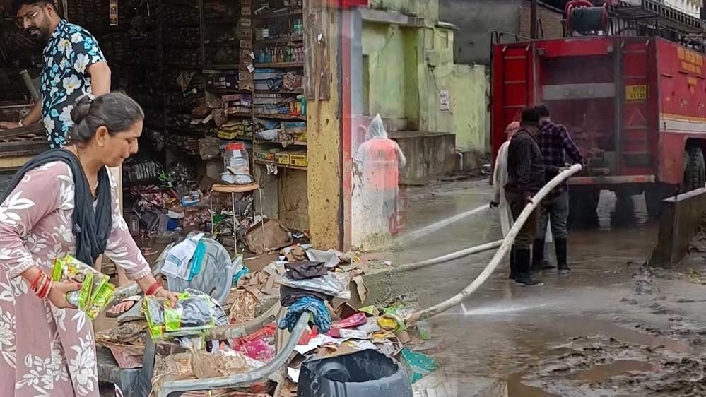 चित्रकूट में बाढ़ के बाद हालात बदतर, सैकड़ों परिवारों का सामान बर्बाद; 709 घरों में लौटी बिजली