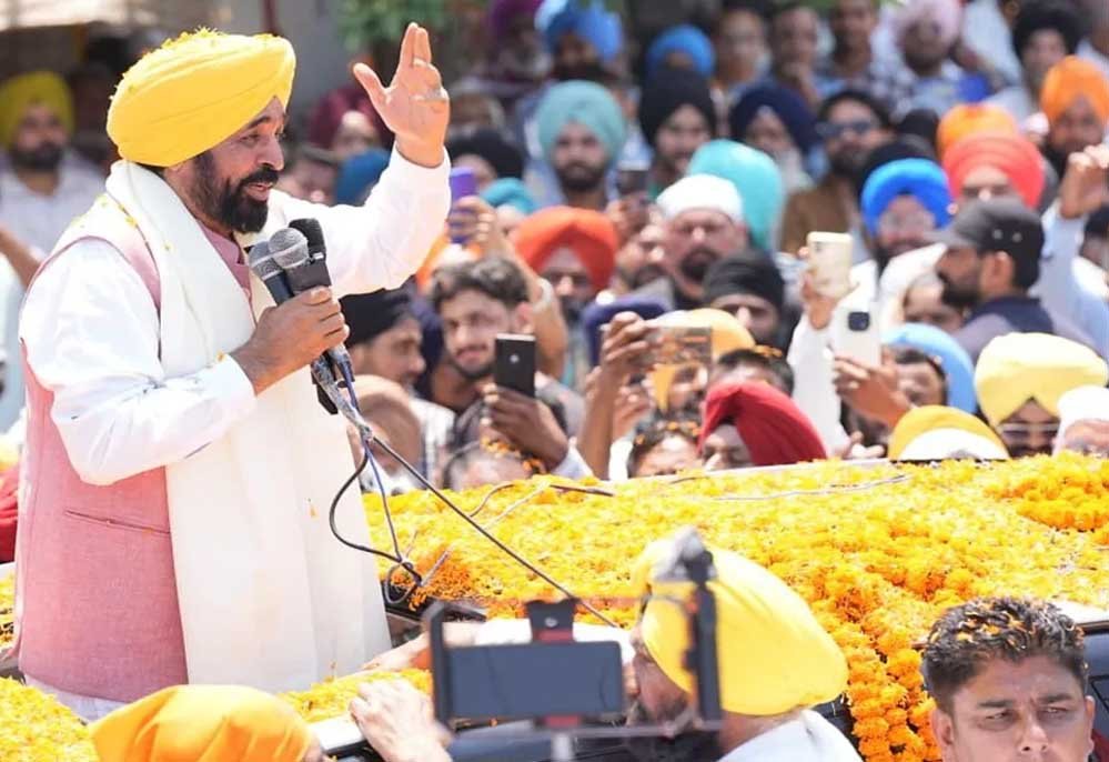 ग्रामीण वोट बैंक साधने में जुटी AAP, बादल-कैप्टन की सियासी विरासत को चुनौती देने की तैयारी