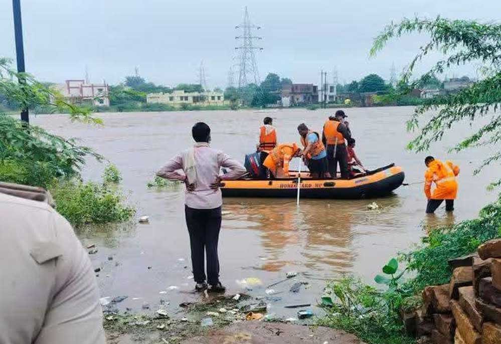 मध्यप्रदेश में भारी बारिश से बिगड़े हालात, 6 जिलों में स्कूल बंद; आज 19 जिलों में अलर्ट