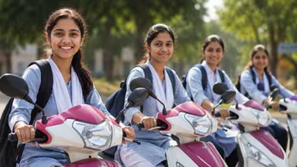 UP की मेधावी बेटियों को बड़ा तोहफा, 40 हजार छात्राओं को मुफ्त स्कूटी के साथ हेलमेट-पेट्रोल भी