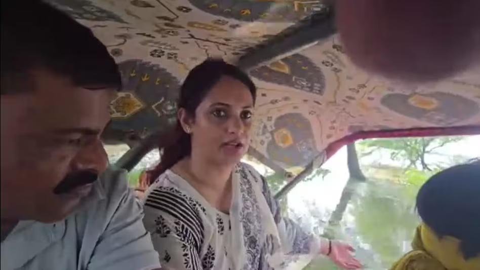 भागलपुर में बाढ़ के बीच CO हर्षा कोमल का अनोखा अंदाज, ट्रैक्टर से गांव पहुंचकर बांटी राहत सामग्री