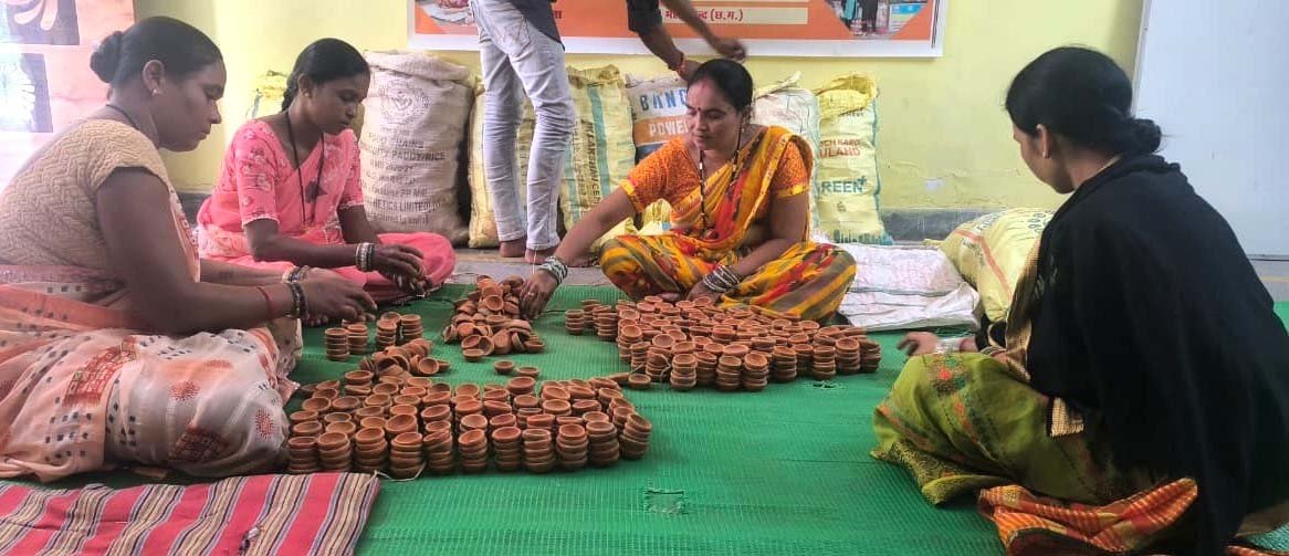 महासमुंद की दीदियों के हाथों आकार ले रहे खास दीए, सेवा संकल्प अभियान ने महिलाओं के जीवन में बिखेरा उजाला।