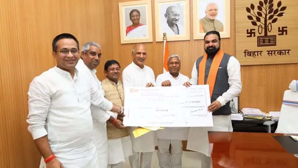 बिहार बाढ़ पीड़ितों की मदद को जनप्रतिनिधि आगे आए, कई दलों ने एक माह का वेतन देने का किया ऐलान