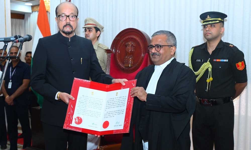 CG हाईकोर्ट के नए मुख्य न्यायाधीश बने कृष्न राम महापात्र, राज्यपाल डेका ने दिलाई शपथ