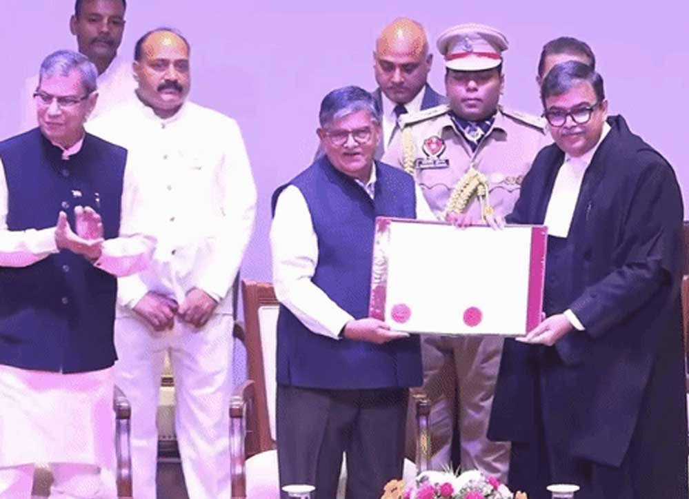 मान सरकार की आपत्ति के बीच जस्टिस अश्वनी कुमार मिश्रा ने संभाली चीफ जस्टिस की कमान, गवर्नर हाउस में शपथ