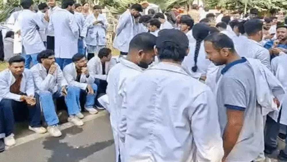 पुलिस कार्रवाई से भड़के इंटर्न डॉक्टर, स्टाइपेंड बढ़ाने को लेकर सरकारी अस्पतालों में OPD सेवाएं बंद