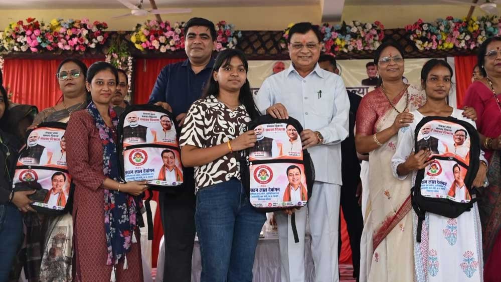 एजुकेशन किट से लेकर विशाल डोम तक, 1500 छात्राओं को मंत्री देवांगन की सौगात