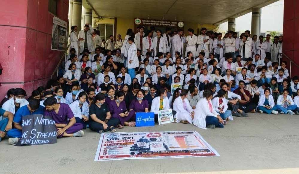 इंदौर में स्टाइपेंड को लेकर गरमाया विवाद, जूनियर डॉक्टरों ने संभाला मोर्चा; MY अस्पताल की स्वास्थ्य सेवाओं पर असर