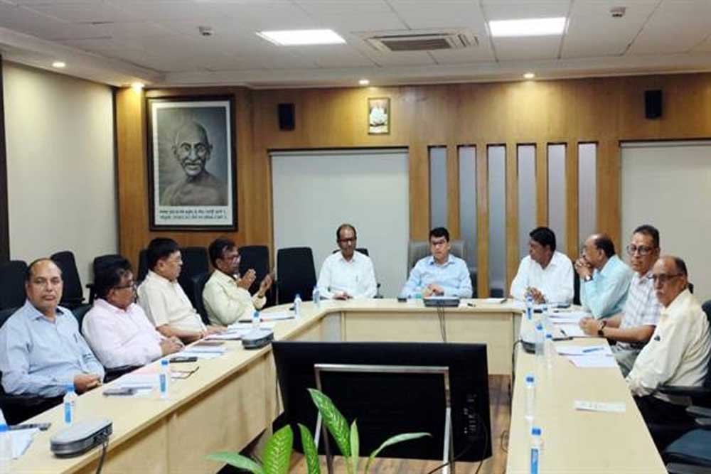 दो कार्यों में लापरवाही पर ठेकेदारों एवं संबंधित अधिकारियों के विरुद्ध कार्रवाई के निर्देश