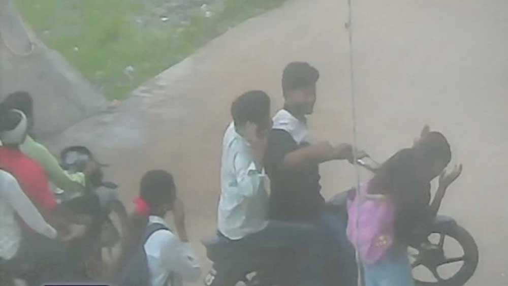 CCTV में कैद छात्रा से छेड़छाड़ और मारपीट, वीडियो वायरल होने पर आरोपी गिरफ्तार