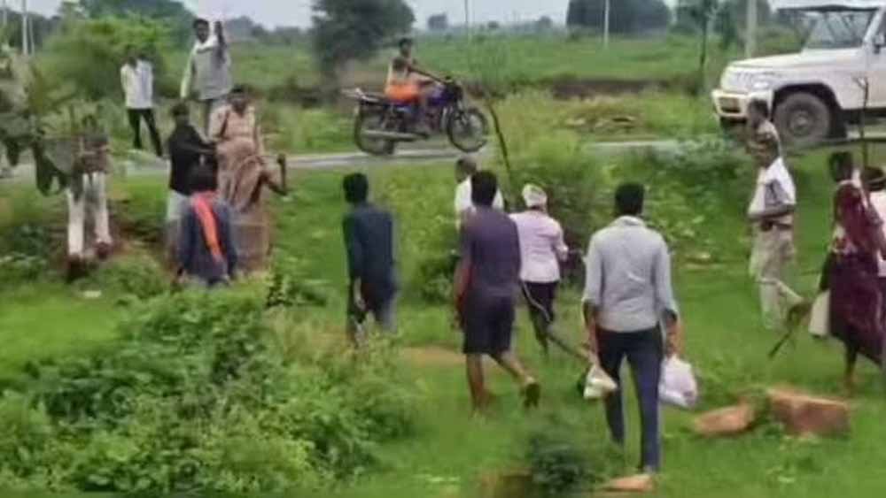 जंगल में अतिक्रमण की जांच करने गई टीम का ग्रामीणों से विवाद, हुई झूमाझटकी