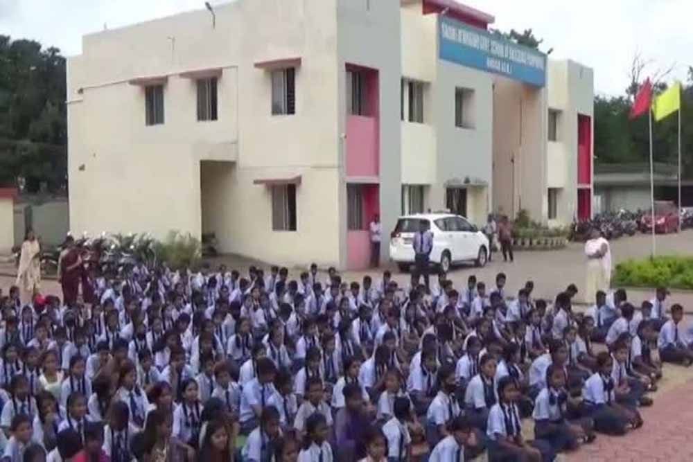 पालकों की याचिका पर हाईकोर्ट सख्त, LKG शुरू करने के निर्देश
