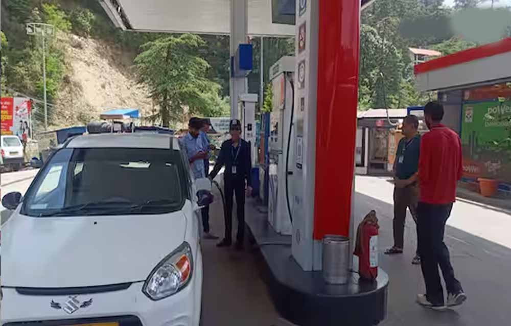 पेट्रोल पंप पर बड़ा विवाद, 42 लीटर क्षमता वाले टैंक में 48 लीटर ईंधन भरने का दावा