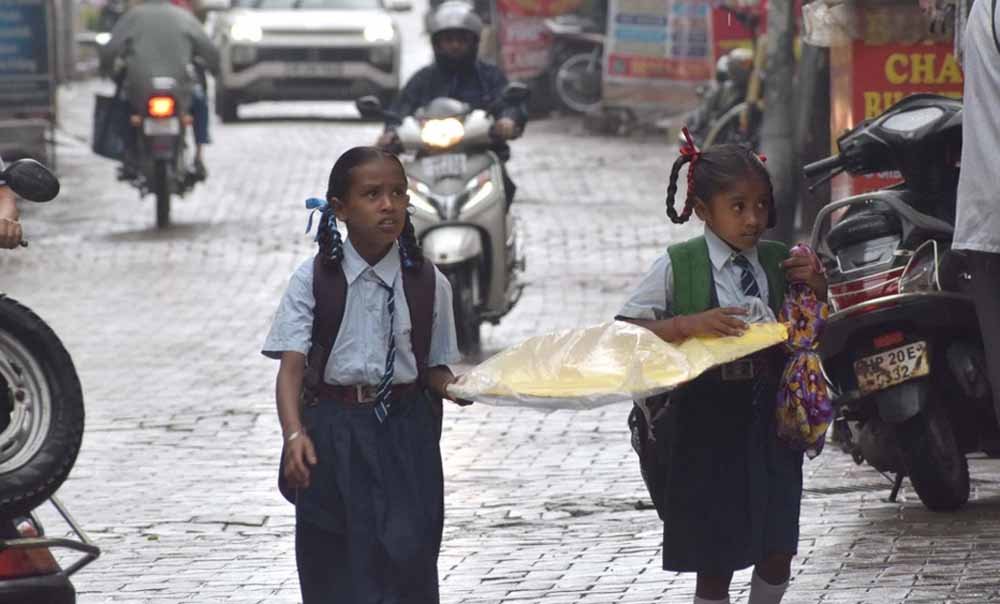 CG Weather Update: बस्तर में लगातार बारिश से स्कूल बंद, प्रशासन ने घोषित किया अवकाश