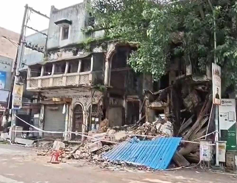 तेज आवाज में DJ बजाना पड़ा भारी, रायपुर में जर्जर इमारत का हिस्सा गिरा