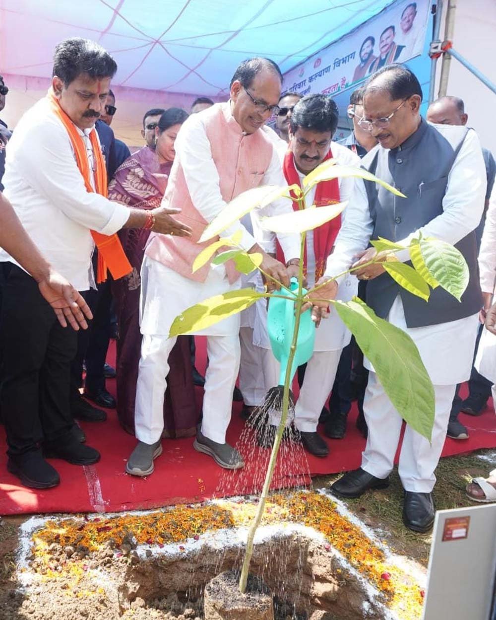 केंद्रीय मंत्री  चौहान ने लगाया कदम और मुख्यमंत्री  साय ने बादाम का पौधा