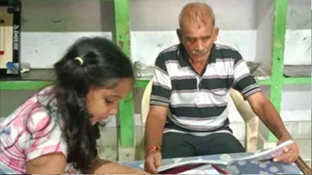 पढ़ने-लिखने की ललक, 75 के जयराम और 71 की चंद्रो ने दी परीक्षा