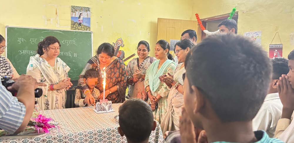 अव्यवस्थाओं पर कड़ी समीक्षा कर  बाल सुलभ कार्यों को आयोग ने सराहा