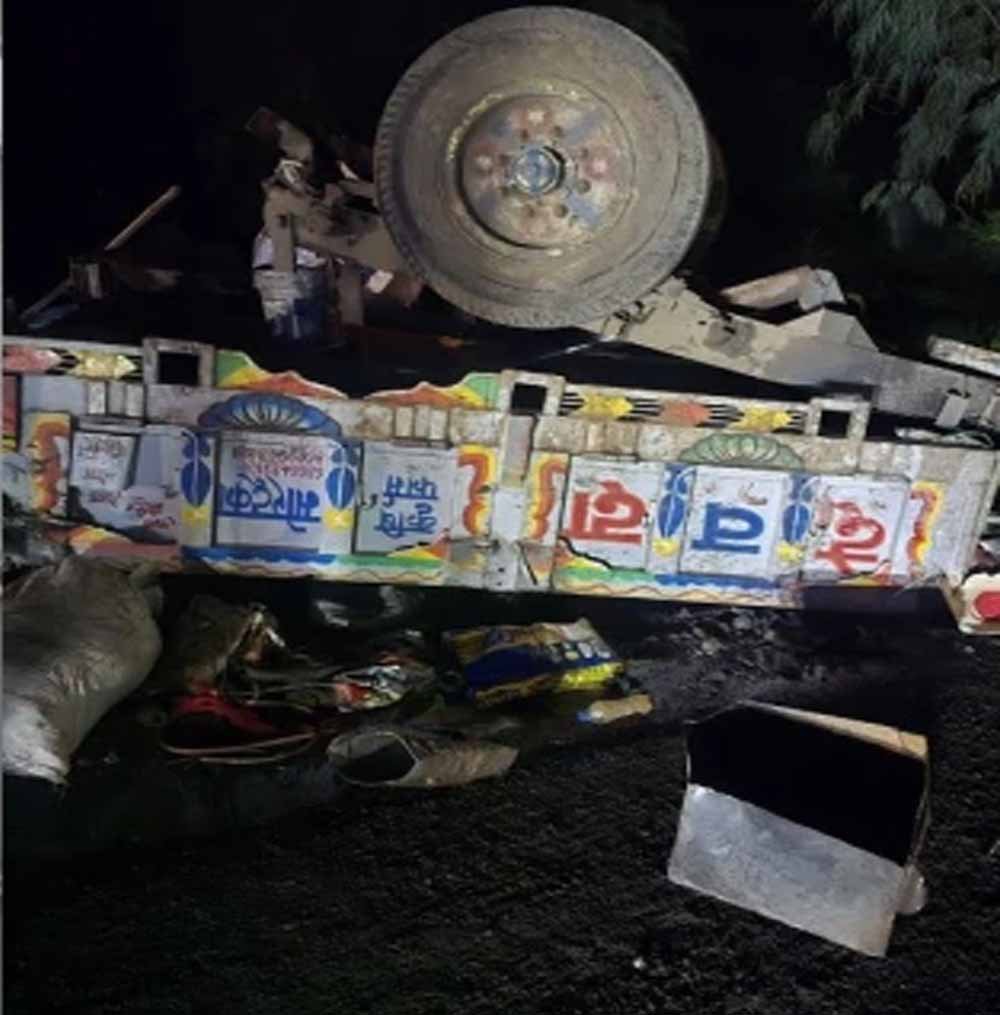 मिनी ट्रक की टक्कर से ट्रैक्टर-ट्रॉली पलटी, मंदसौर में महिला-बच्ची की मौत